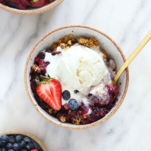 berry crumble in bowl