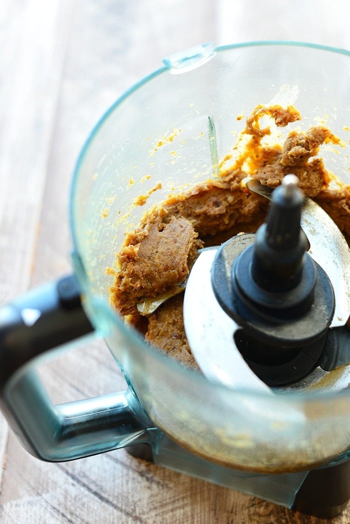 Use your slow cooker to make this decadent Crock Pot Samoa Steel Cut Oatmeal made with a coconut oatmeal base topped with homemade date caramel and a drizzle of chocolate! 