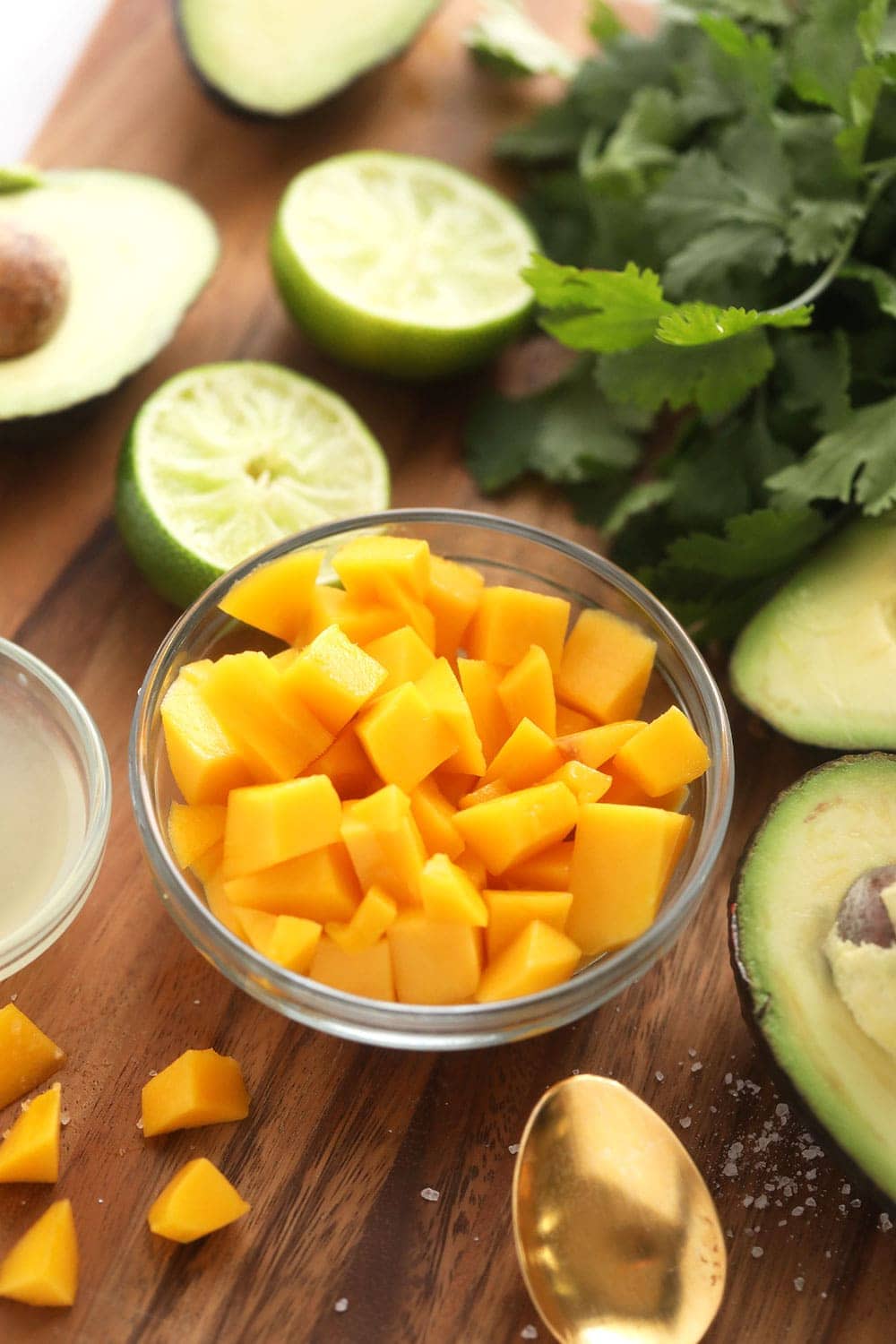 sliced mango in bowl