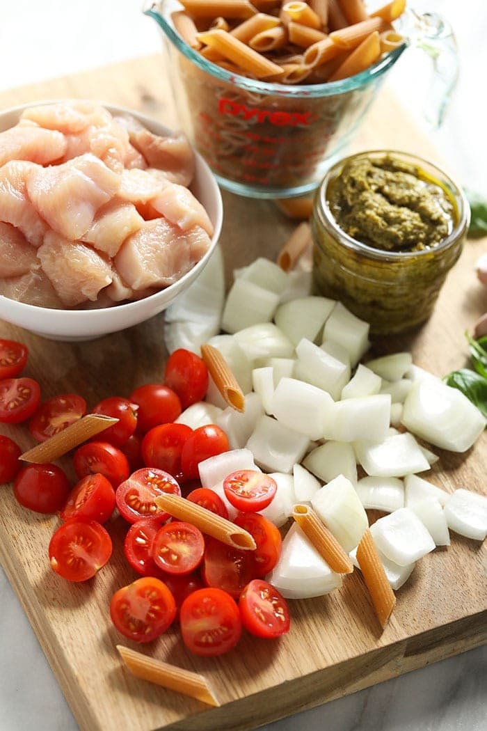 Pesto chicken pasta ingredients.