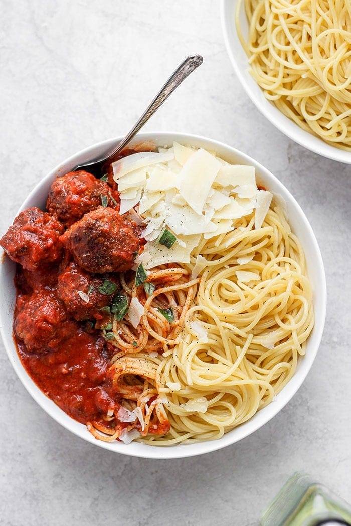 Spaghetti and meatballs on plate. 