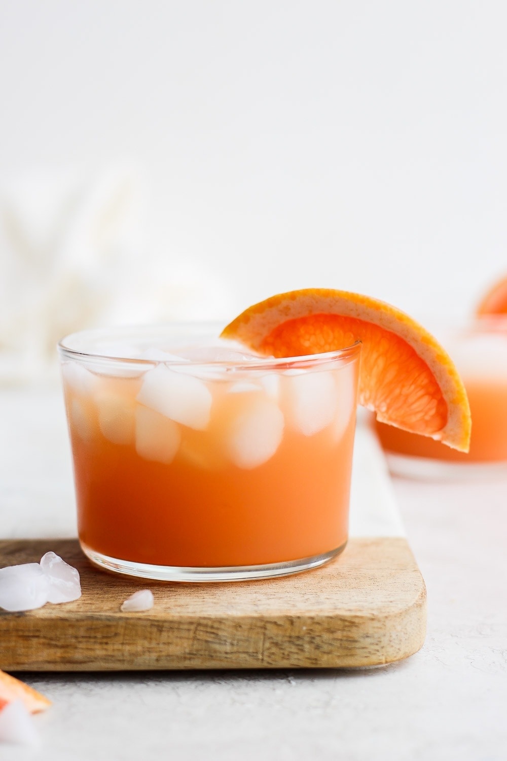 paloma cocktail with ice and a grapefruit slice garnish