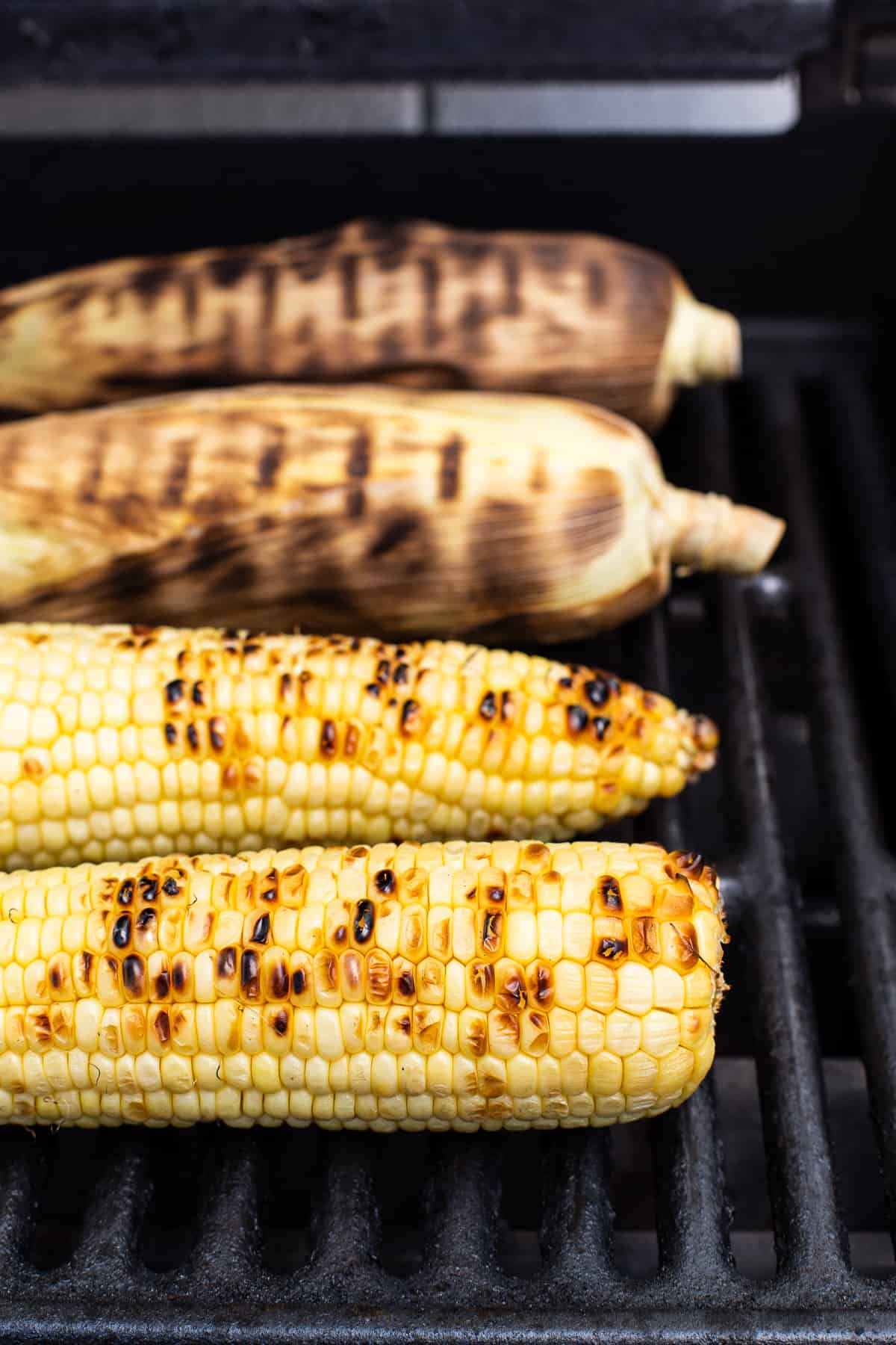 4 ears of corn on the grill.