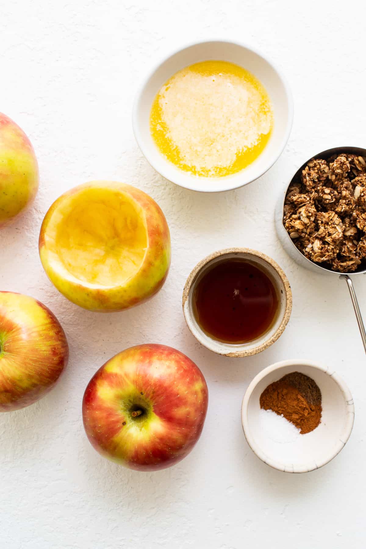 Ingredients for baked apples.