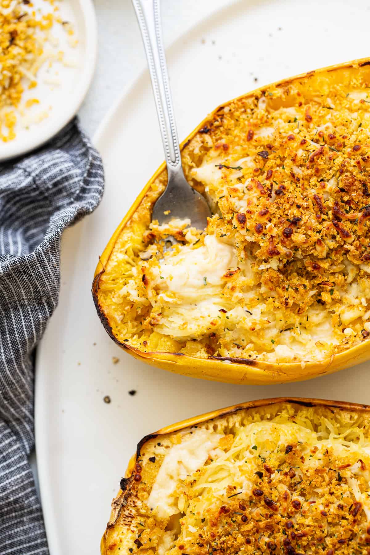 Spaghetti squash ma and cheese with a fork.