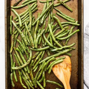 Roasted green beans on a baking sheet.