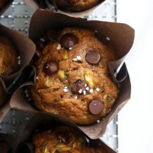 Zucchinimuffins bakt på et ark.