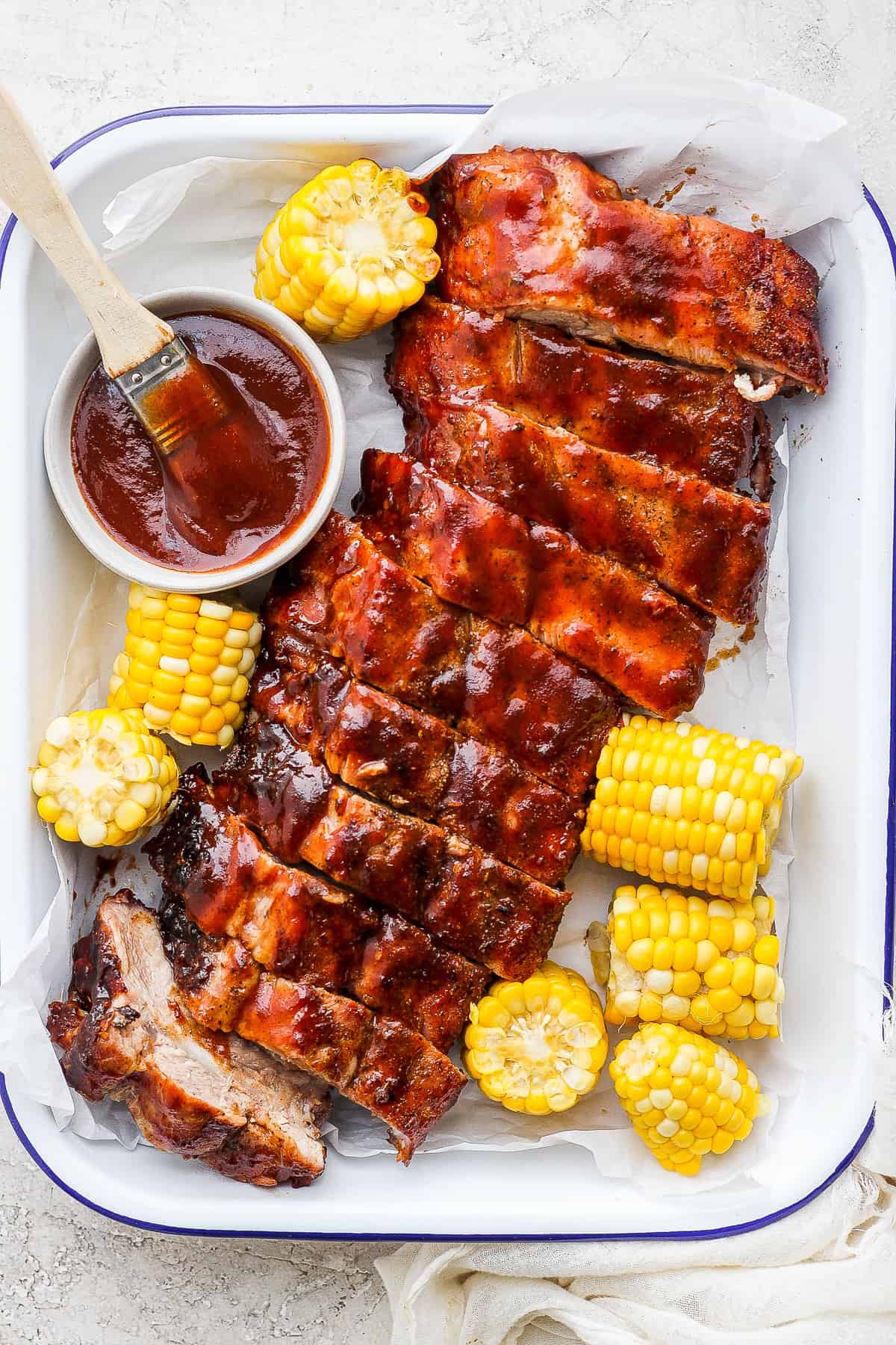 Grilled ribs on a serving tray.