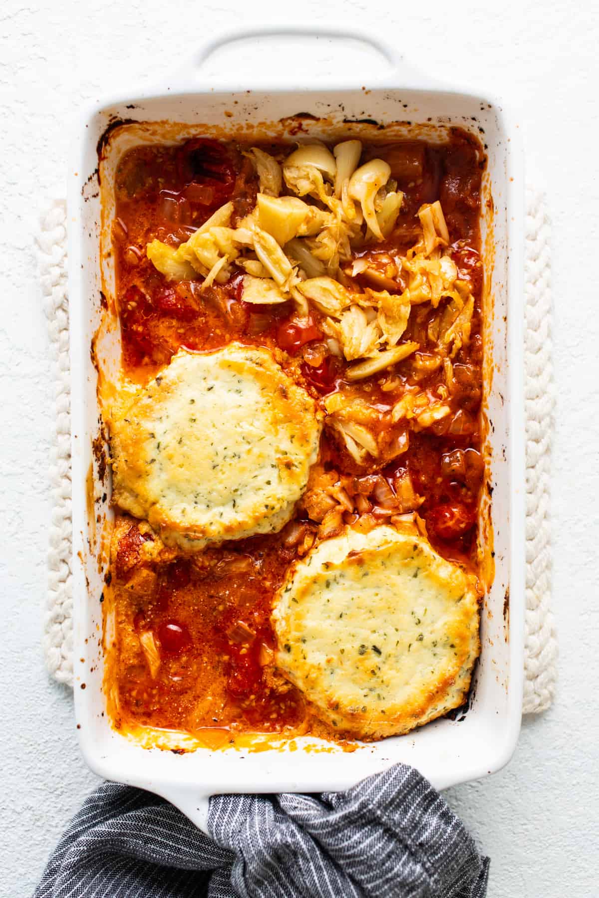 A casserole dish with chicken and pasta in it.