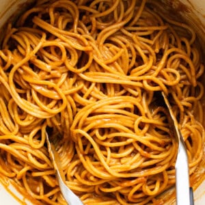 Spaghetti in a pot with two forks.